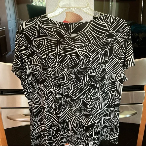 Sag Harbor Black and White Patterned Top, Stretch, short sleeves, lg - Picture 5 of 9
